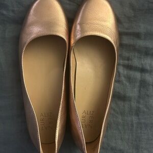 Gold Naturalizer flats, EUC size 10